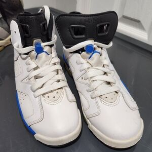 Jordan 6 Retro, Boys 4.5, White and Blue Sneakers